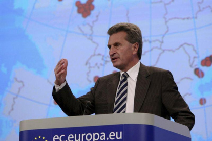 El comisario europeo de Energía, Günther Oettinger, durante una rueda de prensa en Bruselas.-OLIVIER HOSLET (EFE)