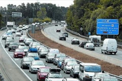 Imagen de archivo de una retención de tráfico en la autopista AP-7 durante un puente festivo.-MARC VILA