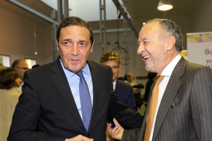 El consejero de Sanidad, Antonio María Sáez, asiste a la entrega de los premios Sanitaria 2000-Ical