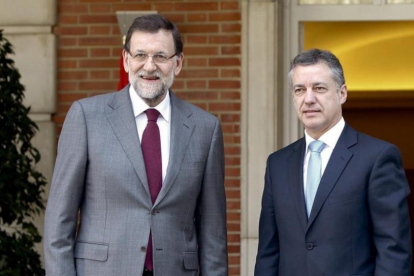 El presidente del Gobierno, Mariano Rajoy, y el lendakari, Íñigo Urkullu, en enero del 2013, en la Moncloa, en la primera reunión que mantuvieron como jefes de ambos ejecutivos.-PERIODICO (EFE / JUAN M. ESPINOSA)