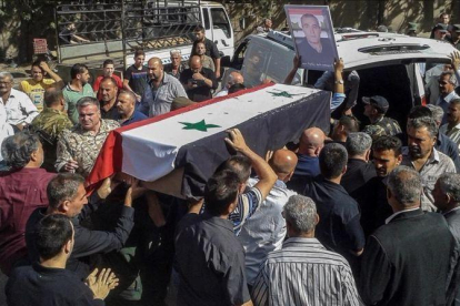 Ciudadanos sirios asisten a un funeral popular por las victimas del atentado del 25 de julio en la provincia de Al Sueida.-SANA