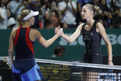 Wozniacki (izquierda) felicita a Pliskova después de su partido en Singapur-VINCENT THIAN (AP)