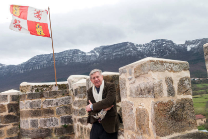 Eduardo Gil Lang, propietario del Castillo de Lezana de Mena (Burgos) que se encuentra en venta. J. L. Leal / ICAL-