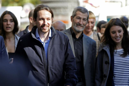 El secretario general de Podemos, Pablo Iglesias (2i), junto al exjefe del Estado Mayor de la Defensa José Julio Rodríguez (2d) a su llegada a un almuerzo informativo organizado por el Foro ABC-Deloitte hoy en Madrid.-EFE