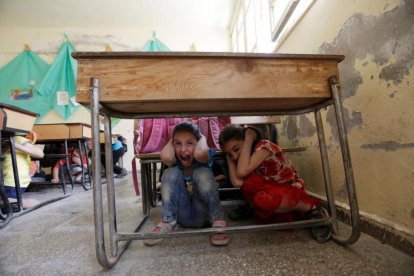 Niños sirios de una localidad de la provincia de idlib durante un simulacro.-REUTERS / KHALIL ASHAWI