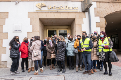 Unos 30 trabajadores se concentraron a las puertas de la oficina principal de Unicaja Banco en la capital. GONZALO MONTESEGURO