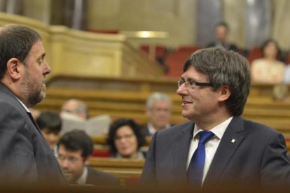 Carles Puigdemont y Oriol Junqueras, este miércoles, en el pleno del Parlament.-FERRAN SENDRA