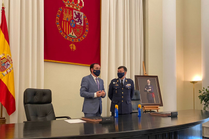 El presidente de la Diputación, Benito Serrano, y el teniente general Ignacio Benchoechea.-HDS