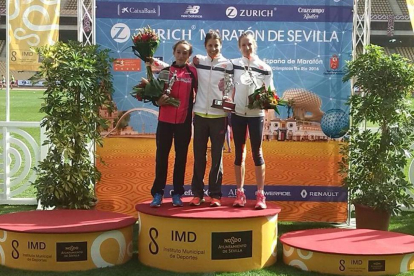 Estela Navascués en el pódium del maratón de Sevilla.-MARATÓN DE SEVILLA