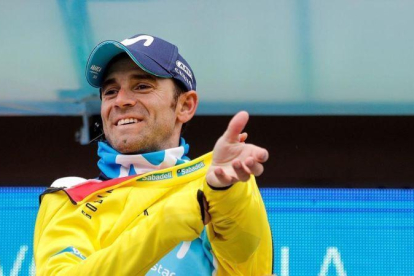 Alejandro Valverde se enfunda el maillot amarillo como vencedor de la Volta a la Comunitat Valenciana.-EFE / MANUEL BRUQUE