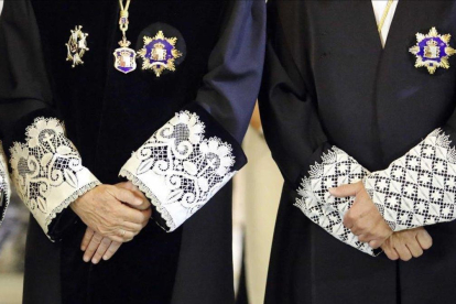 Detalle de las puñetas de las togas de dos magistrados que participaron en la apertura del año judicial del 2013 en el Tribunal Supremo.-