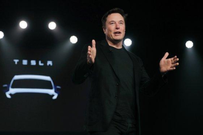 Elon Musk anuncia su intención de comprar 10 millones de dólares en nuevas acciones.-AP