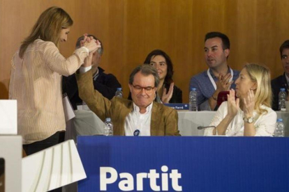 Artur Mas choca la mano con Marta Pascal tras intervenir en el Consell Nacional del PDECat este sábado en Barcelona.-MARTA PEREZ