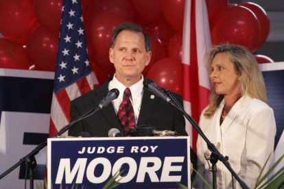 El candidato republicano para las elecciones legislativas en Alabama, Roy Moore, en un acto de campaña acompañado por su esposa.-AP / BUTCH DILL (AP)