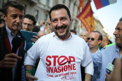 Matteo Salvini con una camisera en contra de la inmigración.-AFP / MARCO BERTORELLO