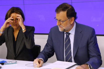 El líder del PP, Mariano Rajoy, y la secretaria general, Dolores de Cospedal, este lunes en la Junta Directiva Nacional del PP.-AGUSTÍN CATALAN