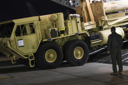 Un camión que transporte partes del sistema antimisiles, a su llegada a la base militar de Osan, en Corea del Sur, en una imagen facilitada por el Ejército de EEUU.-