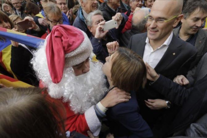 Un 'papá noel' saluda a Carme Forcadell a su salida del TSJC.-FERRAN NADEU