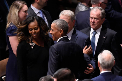 Obama y Bush en el funeral de McCain-SAUL LOEB