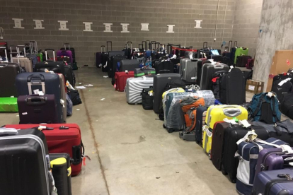 Acumulación de maletas en el aeropuerto de El Prat-EL PERIÓDICO