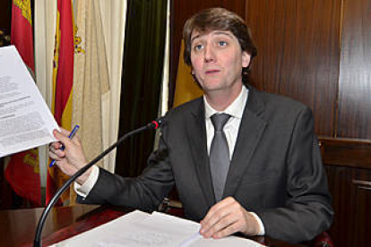 Carlos Martínez Mínguez durante la rueda de prensa en la que dio a conocer el presupuesto. / VALENTÍN GUISANDE-