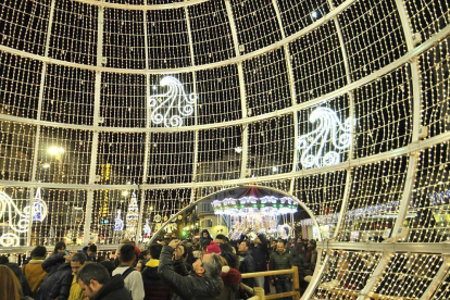 El público, dentro de la gran bola navideña de Mariano Granados con el carrusel al fondo.-Valentín Guisande