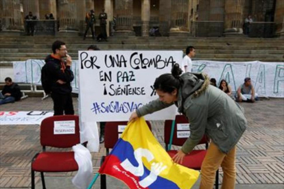 Partidarios del acuerdo de paz, frente al Congreso colombiano, en Bogotá.-REUTERS / JOHN VIZCAÍNO