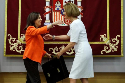 María Dolores de Cospedal entrega la cartera de Defensa a Margarita Robles.-EFE