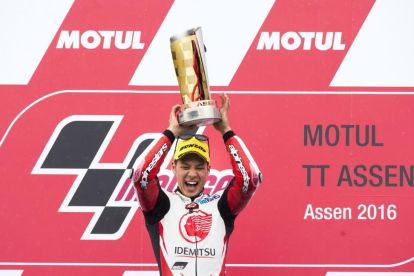 Takaaki Nakagami levanta la copa de campeón de Moto2, en el circuito de Assen.-AP