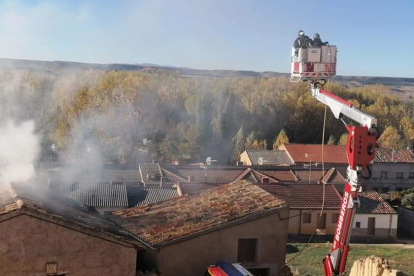 Los bomberos de La Ribera apagan un fuego en una bodega.-HDS