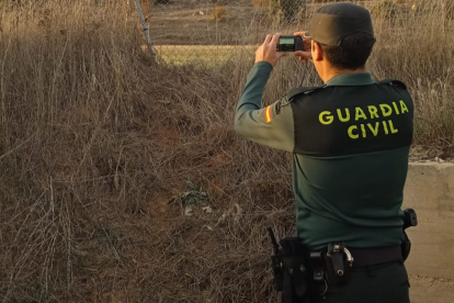 Guardia Civil observando con unos prismáticos.-HDS