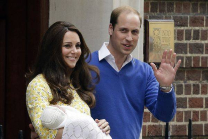 El príncipe Guillermo, Catalina y su nueva hija a su salida del hospital.-Foto: MATT DUNHAM / AP