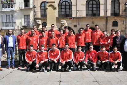 Los integrantes del Club Atletismo Numantino tras su presentación ayer antes de iniciar hoy el Campeonato de España de Clubes de Primera División.-VALENTÍN GUISANDE