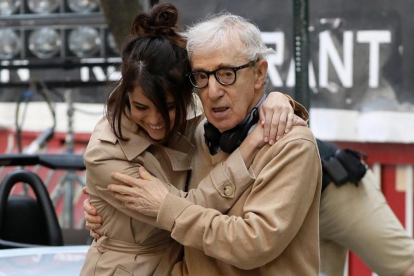Selena Gómez y Woody Allen, el pasado septiembre en Nueva York, durante uno de sus rodajes.-PIERRE SUU