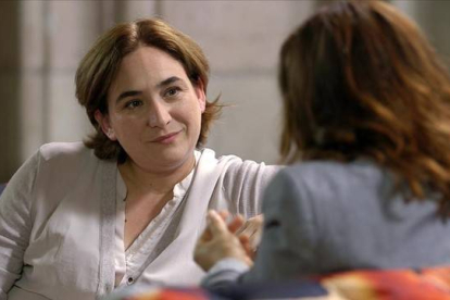Ada Colau con Pepa Bueno, en una imagen de 'Viajando con Chester'.-Foto: MEDIASET
