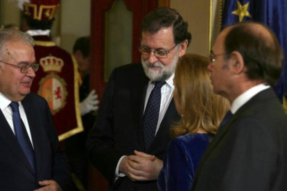 El presidente Mariano Rajoy conversa con Juan José Gonzélez Rivas, presidente del Tribunal Constitucional.-DAVID CASTRO