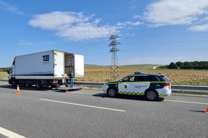 La Guardia Civil custodia el camión en la provincia de Soria. HDS