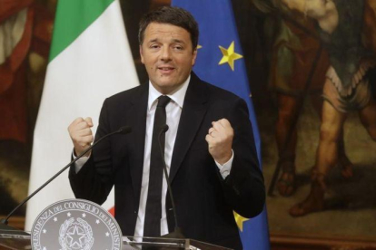 Renzi gesticula durante la rueda de prensa en Palazzo Chigi, la madrugada de ayer, en Roma.-AP / GREGORIO BORGIA