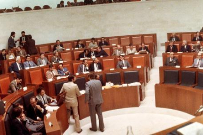 Primera sesión plenaria celebrada en el Hemiciclo de las Cortes  en Fuensalda el 18 de octubre de 1985-Archivo de las Cortes