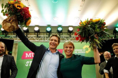 Katharina Schulze y Ludwig Hartmann celebran el avance de Los Verdes.-AFP / ODD ANDERSEN