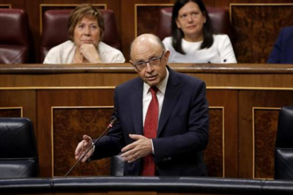 El ministro de Hacienda, Cristóbal Montoro, el pasado miércoles, en el pleno del Congreso-JOSÉ LUIS ROCA