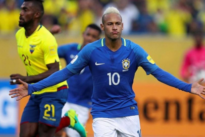 El delantero de Brasil, Neymar, celebra su gol de penalti ante Ecuador en la fase de clasificación para el Mundial 2018.-GUILLERMO GRANJA / REUTERS