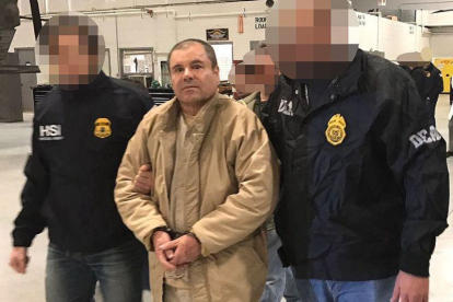 El Chapo Guzmán custodiado por dos policías en Nueva York.-INTERIOR MINISTRY OF MEXICO