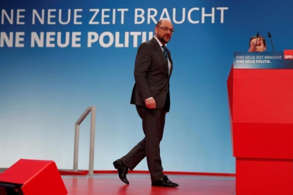 Schulz inspecciona la sala de convenciones donde se celebrará el congreso del SPD bajo el eslogan Nuevos tiempos necesitan nuevas políticas, en Bonn, el 20 de enero.-REUTERS