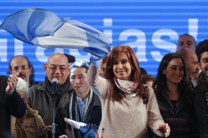 La expresidenta argentina Cristina Fernández de Kirchner, candidata a senadora por Unidad Ciudadana, saluda a sus seguidores en el búnker de campaña en la ciudad de Buenos Aires tras conocer los resultados electorales de las primarias en Argentina.-EFE / DAVID FERNÁNDEZ