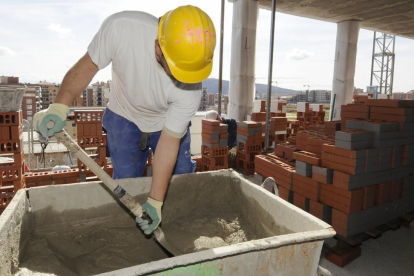 Un trabajador de la construcción en una imagen de archivo.-VALENTÍN GUISANDE