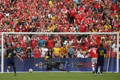 El delantero del Arsenal Lacazette tranforma el penalti del 0-1 ante el Madrid.-AFP