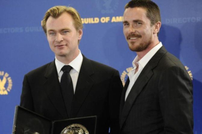Christopher Nolan a la izquierda y Christian Bale a la derecha en el Sindicato de Directores de América en el 2009.-AP / CHRIS PIZZELLO