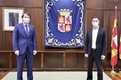 El presidente de la Junta, Alfonso Fernández Mañueco, y el líder de la oposición Luis Tudanca, con mascarillas antes de la reunión. ICAL