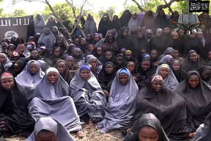 Las menores secuestradas por Boko haram, en una imagen de un vídeo del grupo extremista nigeriano, vestidas con velo de cuerpo entero, el 12 de mayo de 2014.-AFP
